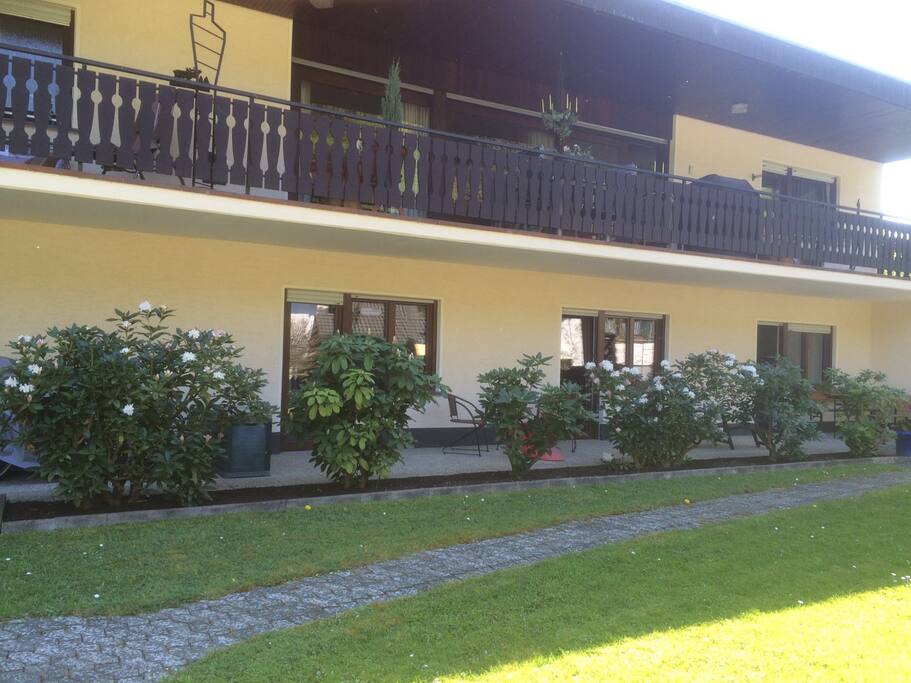 Großzügige überdachte Terrasse mit Fenster und Balkontüre aus jedem Zimmer unserer Ferienwohnung.