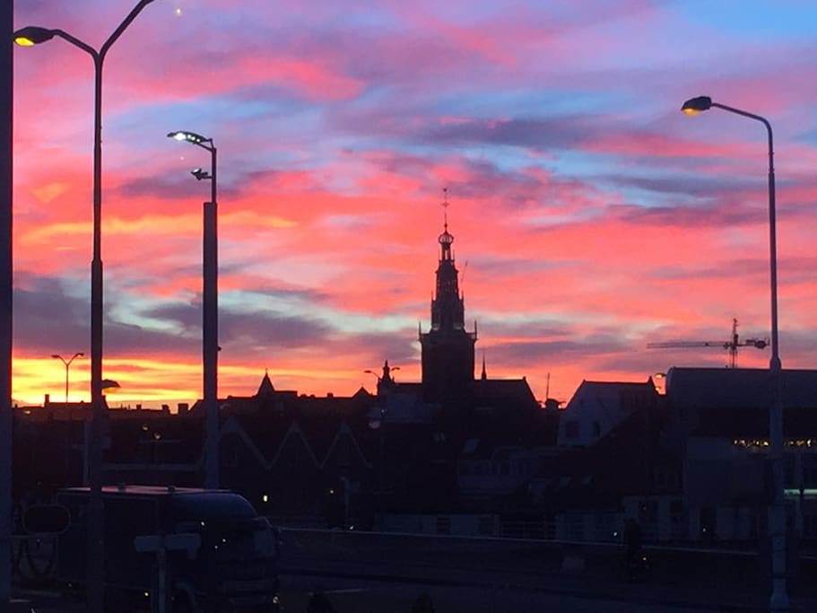 Uitzicht vanuit het huis op de oude binnenstad van Alkmaar