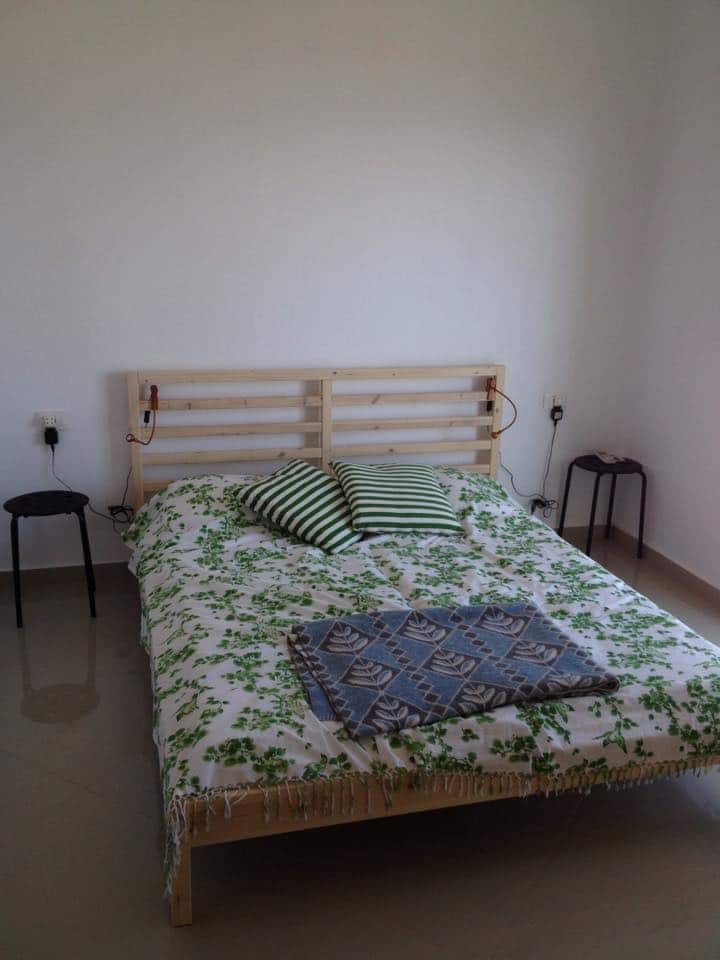 Spavaće sobe su otprilike iste size, opremljene ormarima i bračnim krevetima. 