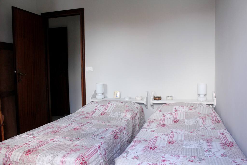 Cameretta con due letti e armadio. Letti eventualmente unibili in un letto matrimoniale.