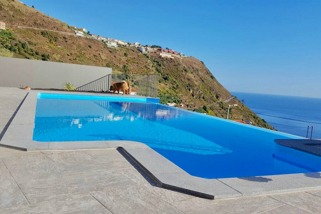 Infinite pool