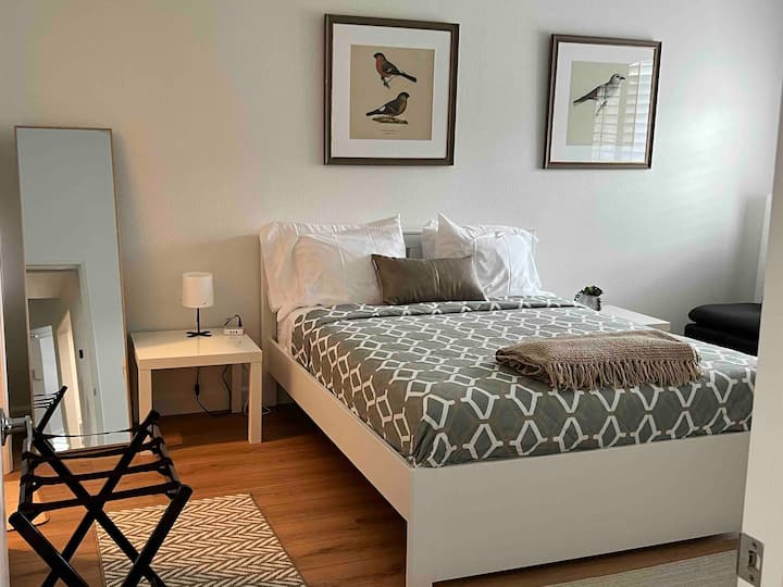 Segundo dormitorio con cama tamaño queen.