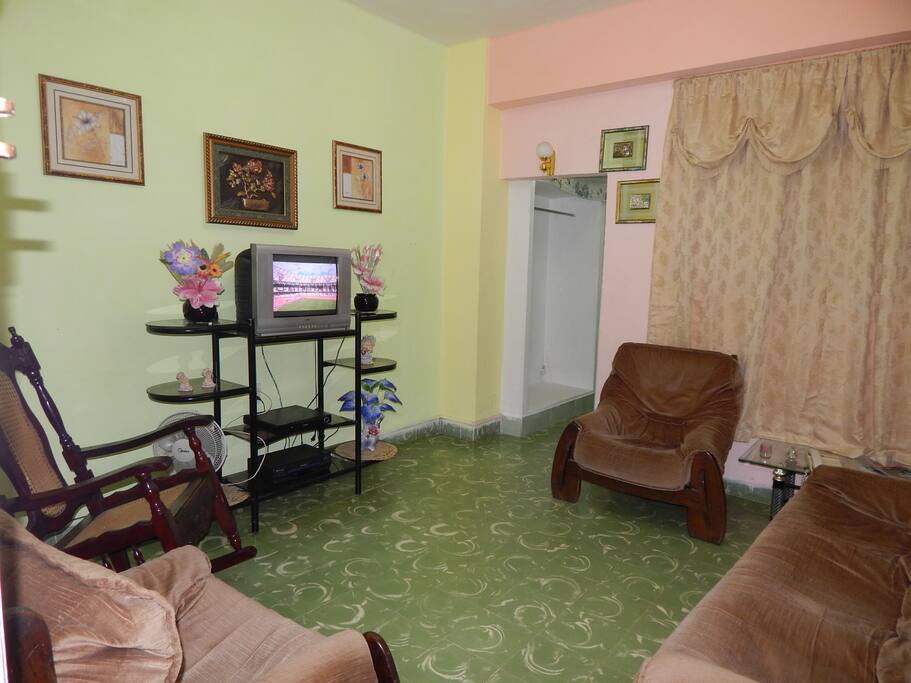 la sala y entrada del apartamento