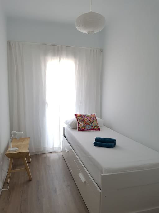 Single bed which converts to double