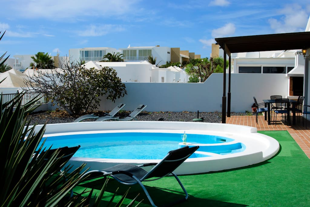 Zona de piscina y jardin privada
