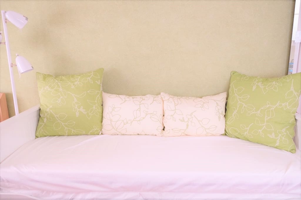 sofa, single bed(80cm*200cm), double bed(160cm*200cm)
3用床。沙发、单人、双人床