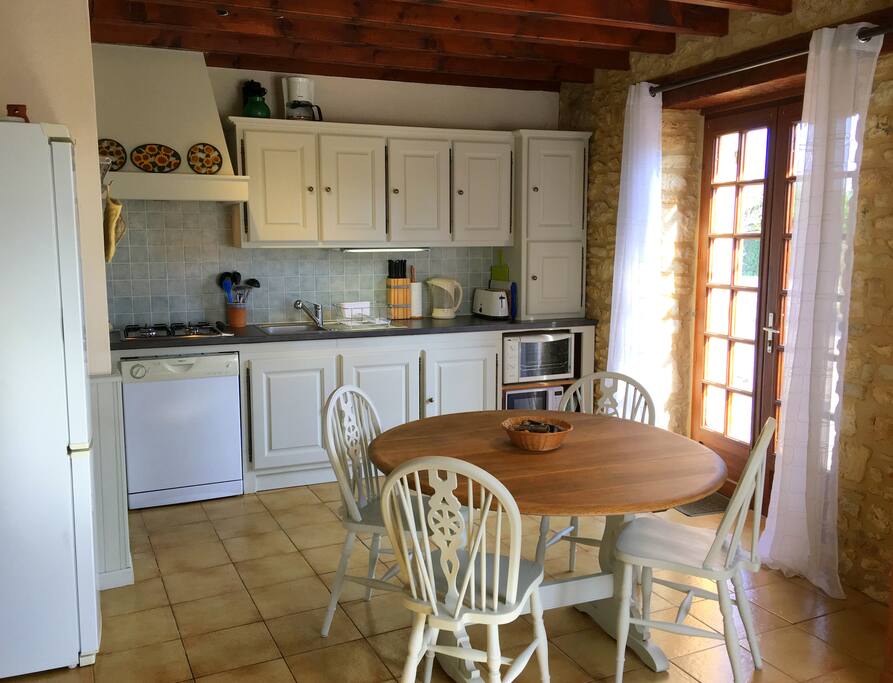 Well-equipped kitchen & dining