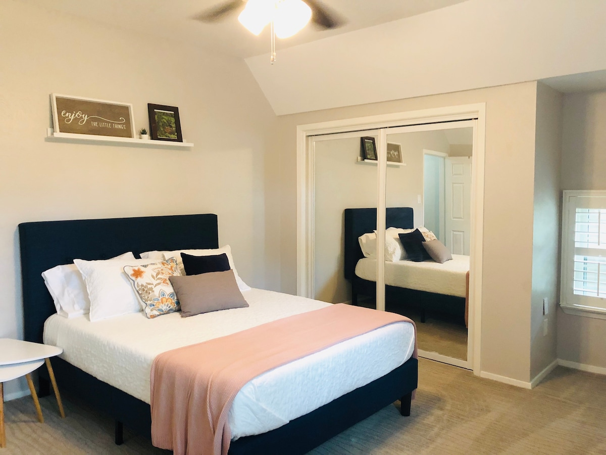 Dormitorio de invitados en la planta superior con una cama tamaño queen.