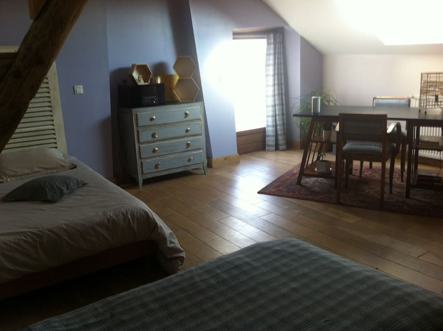 Grande chambre confort, très lumineuse et chaleureuse.