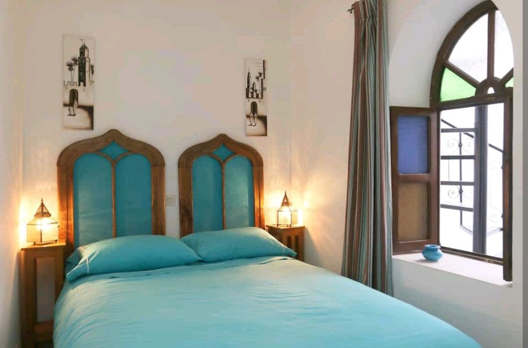 Salle de bain élégante à Dar Zouina Marrakech, design contemporain et finitions dorées