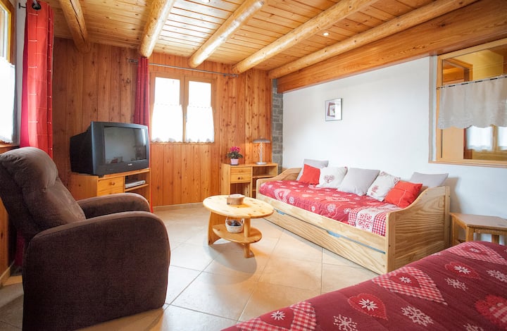 غرفة معيشة مع أريكة قابلة للسحب