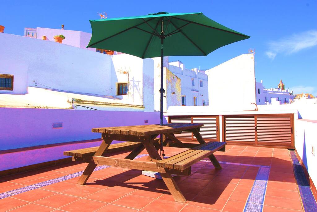 Magnifica terraza privada de 50 metros cuadrados, con encimera, agua potable, minibar y luz eléctrica.
