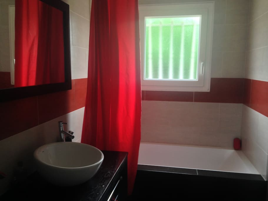 Salle de bain avec baignoire