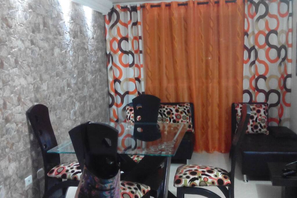 Espacio dotado con TV LCD HD y teatro en casa.
