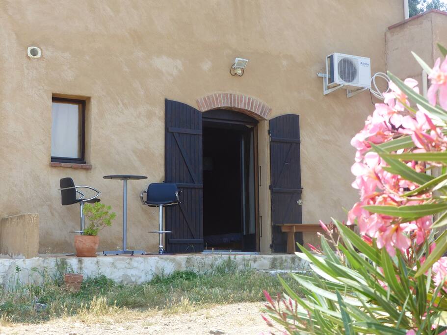 l'entrée privative du gite avec petite terrasse, lumière extérieure automatique