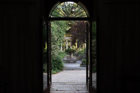 The Rose and the Lion Country House