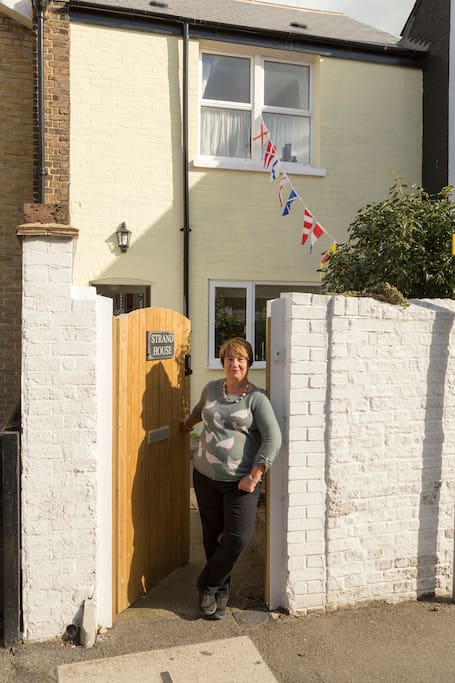 The white wall and gate