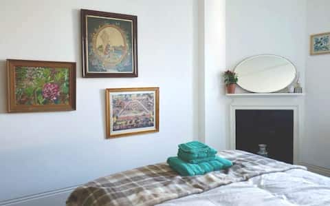 Cosy West End room by tube, Superhost, fast wifi