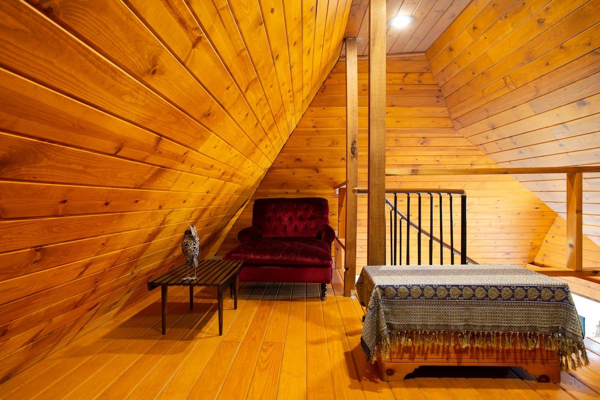 Modern Lofted Cottage Custom Woodwork, Central ATX