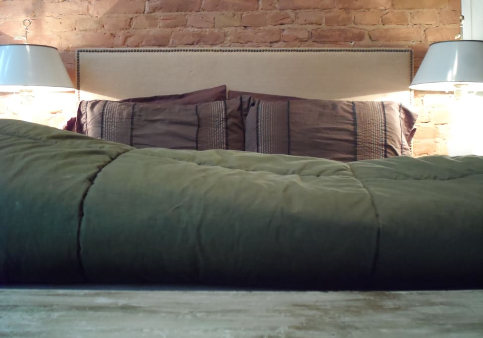 Arthaus has many features seldom found in Berlin including exposed brick walls and an American full sized bed.