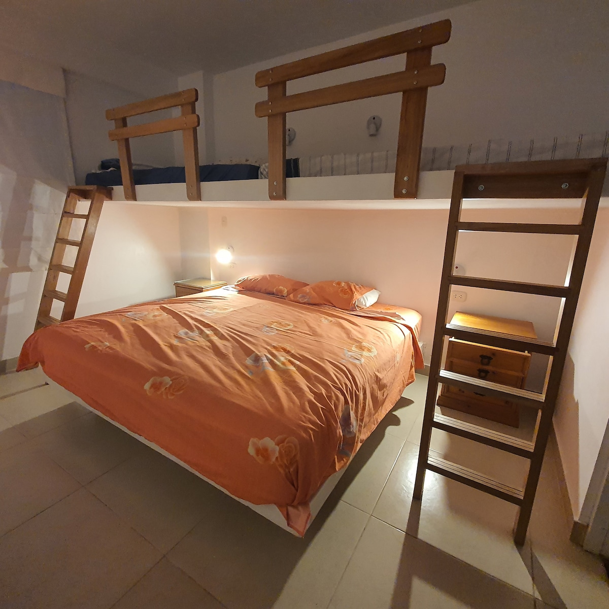 Брачен кревет (широк 150-179 см) со 2 и пол кревета.