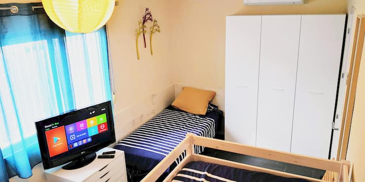 Chambre 1  Regardez les vidéos de visite de l'appartement sur vamosalaplaya.xyz  (Appartement 1)