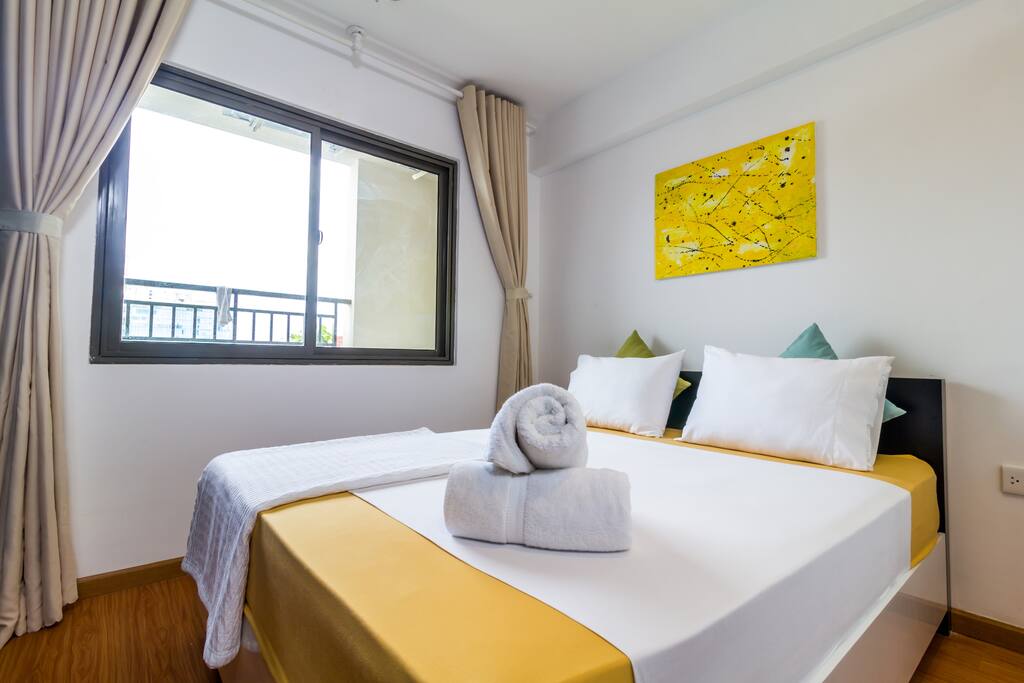 2nd bedroom with queen-sized bed.