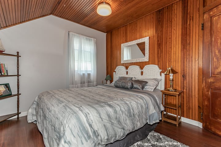 Страхотна спалня с двойно легло. Има климатик за прозорци.