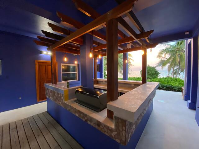 Private 5 bedroom beach house close to town. gallery image 3