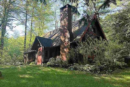 Charming log cabin w/ fireplace in Stowe village