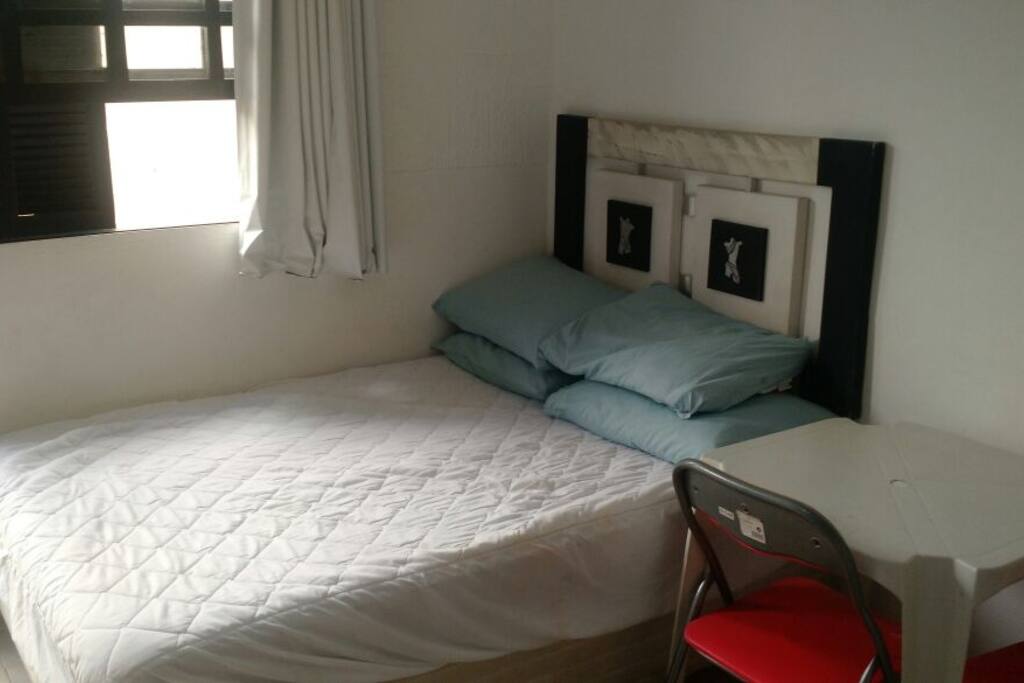 Cama casal e mesa da Quit