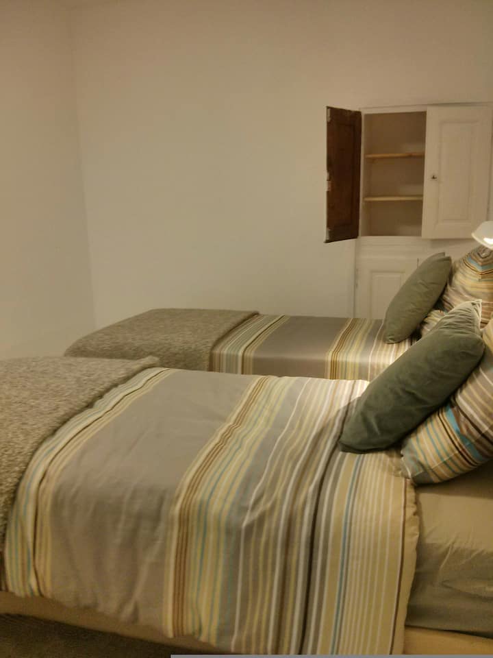 ห้องพักมี 2 เตียงและตู้เสื้อผ้า Cevenol