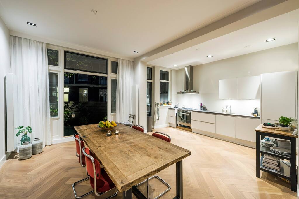 Dining area & kitchen