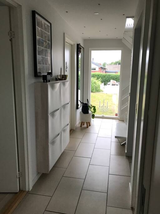 Fordelingsgang- med adgang til trappen som både går i kælderen og til 1. sal. Ligeledes adgang til to værelser samt mindre toilet.