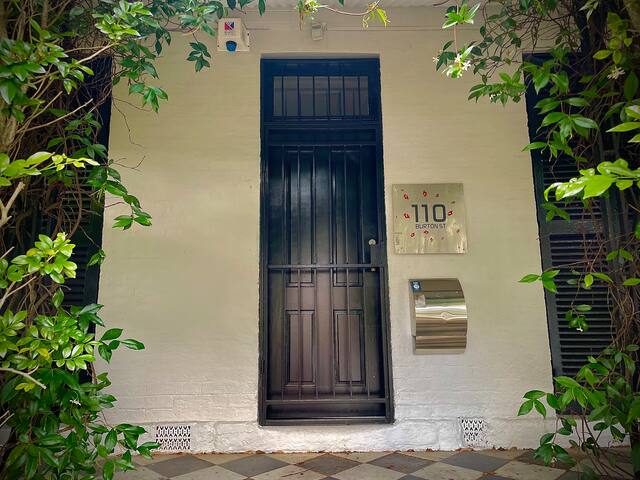 Spacious and Private Darlinghurst Retreat gallery image 2