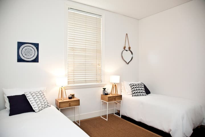 Chumba cha pili cha kulala na vitanda viwili vya mtu mmoja