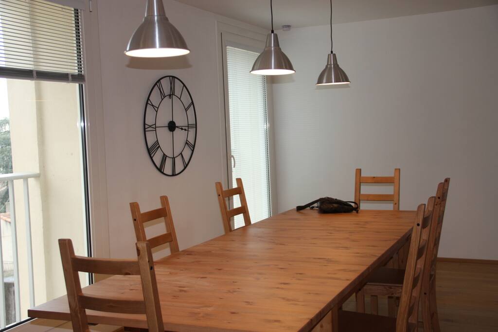 une vaste table de salle à manger