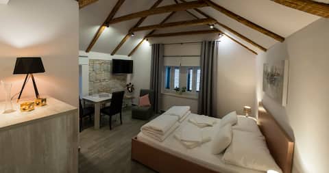 Popular Airbnb listing: Andrijana Studio Apartment Old Town 5 in Splitsko Dalmatinska županija