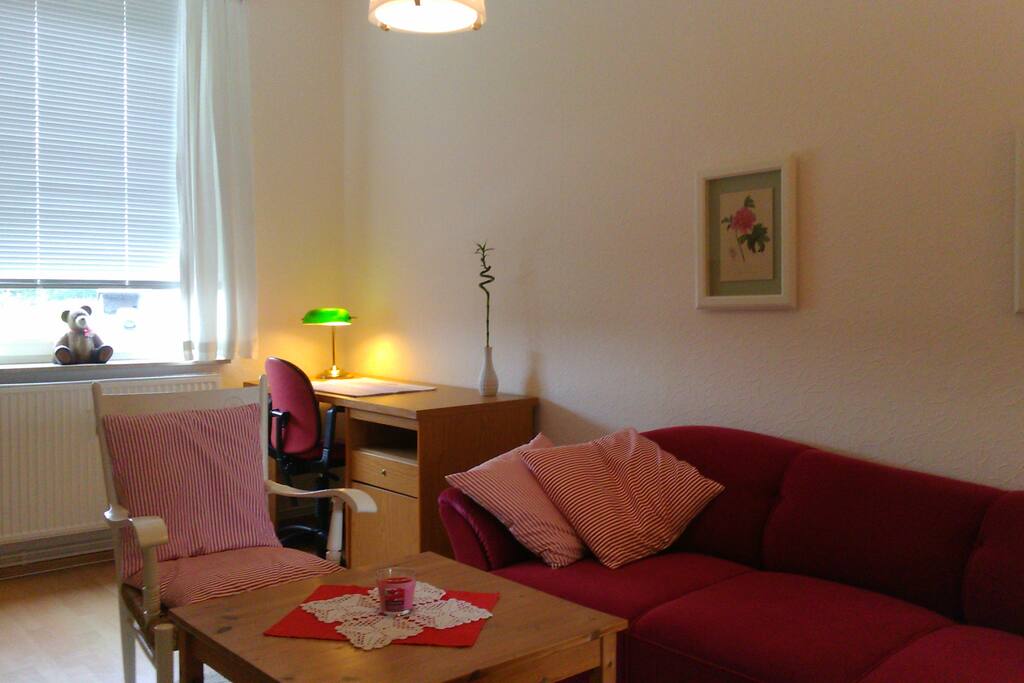 Wohnzimmer mit Schreibtisch