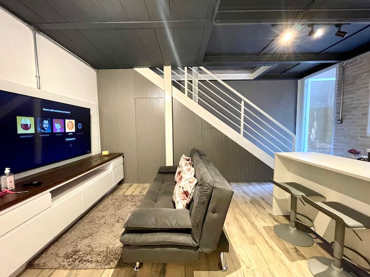 קומה תחתונה עם מטבח, ספה נפתחת, כביסה וטלוויזיה 65אינץ '.