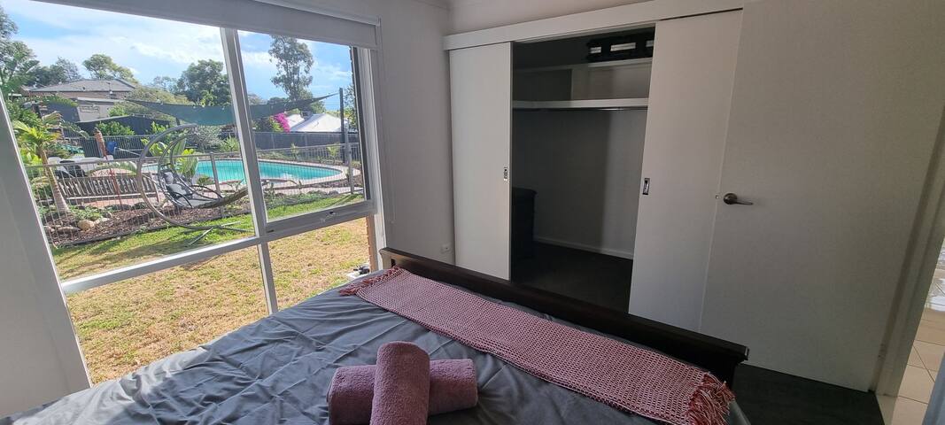 Beautiful 4 bedroom home with pool, spa, billiards gallery image 2