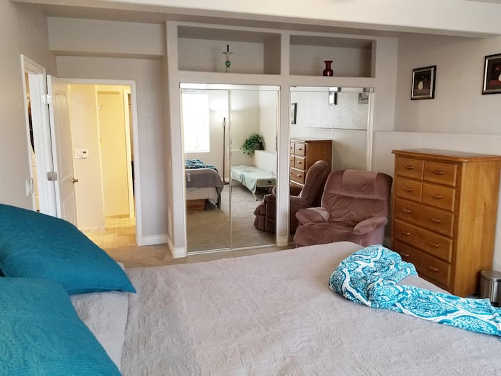 带睡眠号码（坚固控制）的西卧室，加大双人床，通往Jack和Jill Bath的门（左）。