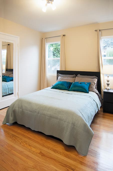 Bedroom with queen size memory-foam mattress, Bluetooth alarm clock