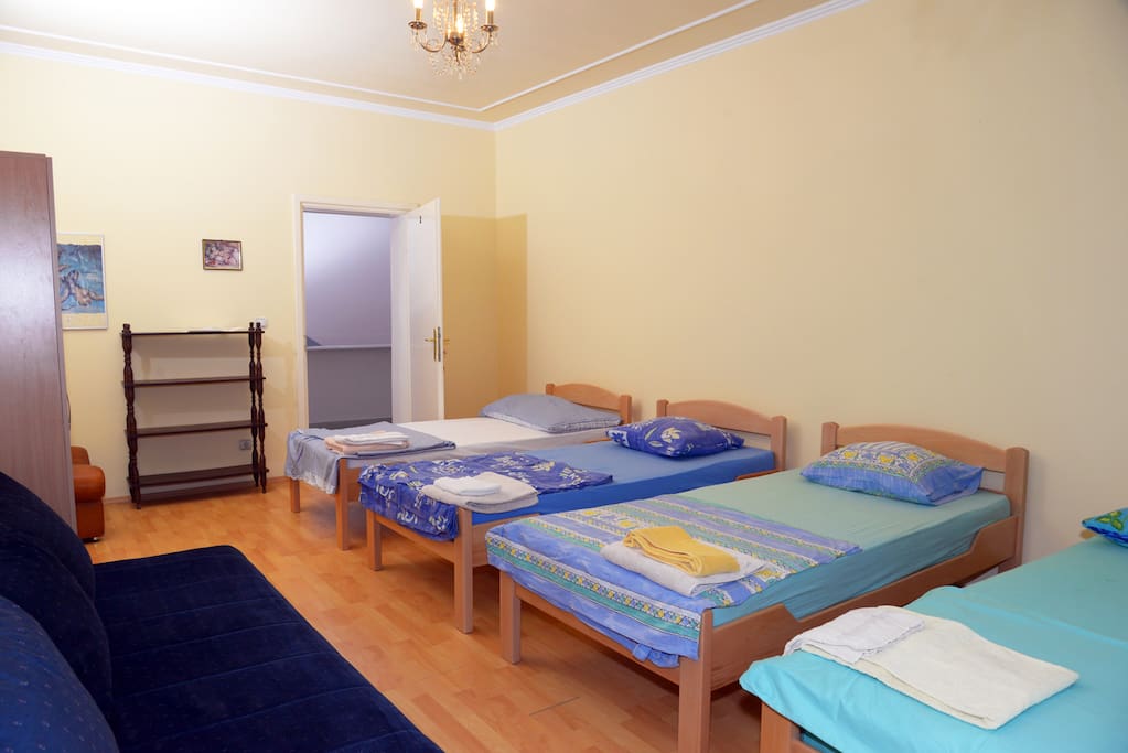 Room 5 beds