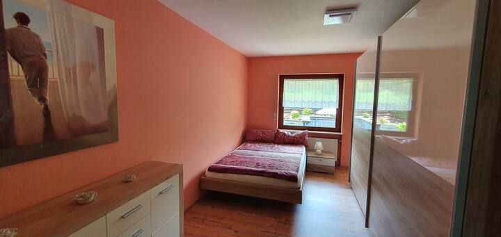 Schlafzimmer-

In diesem Zimmer befindet sich unser 1,40x2 m Futonbett, ein Kleiderschrank und eine Kommode.