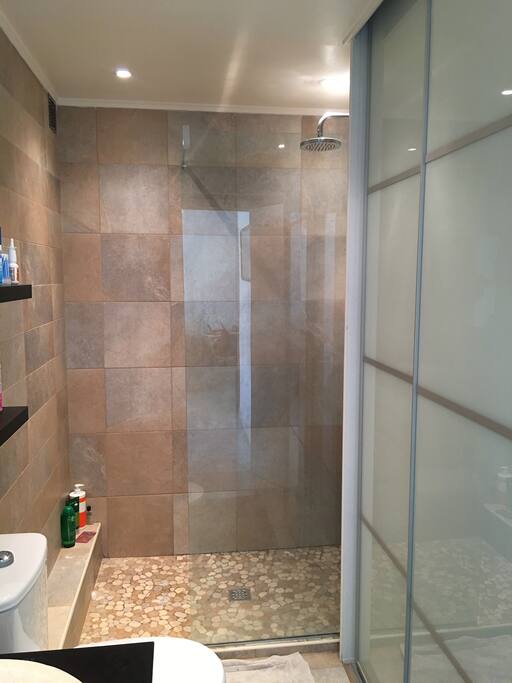 Beautiful renovated bathroom with Italian shower - Belle salle de bain refaite à neuf avec douche italienne