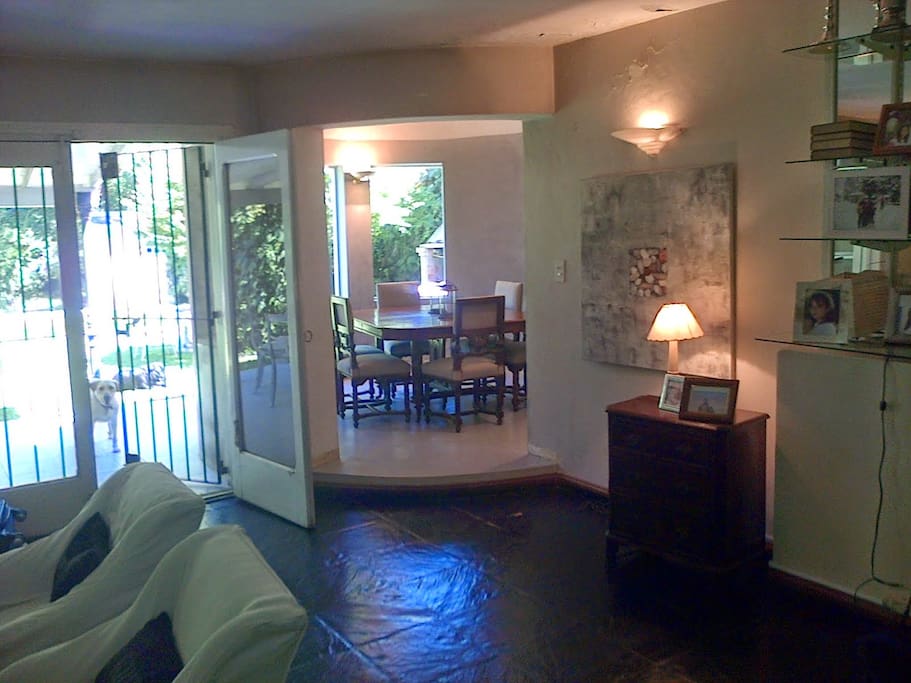 living con acceso al jardin