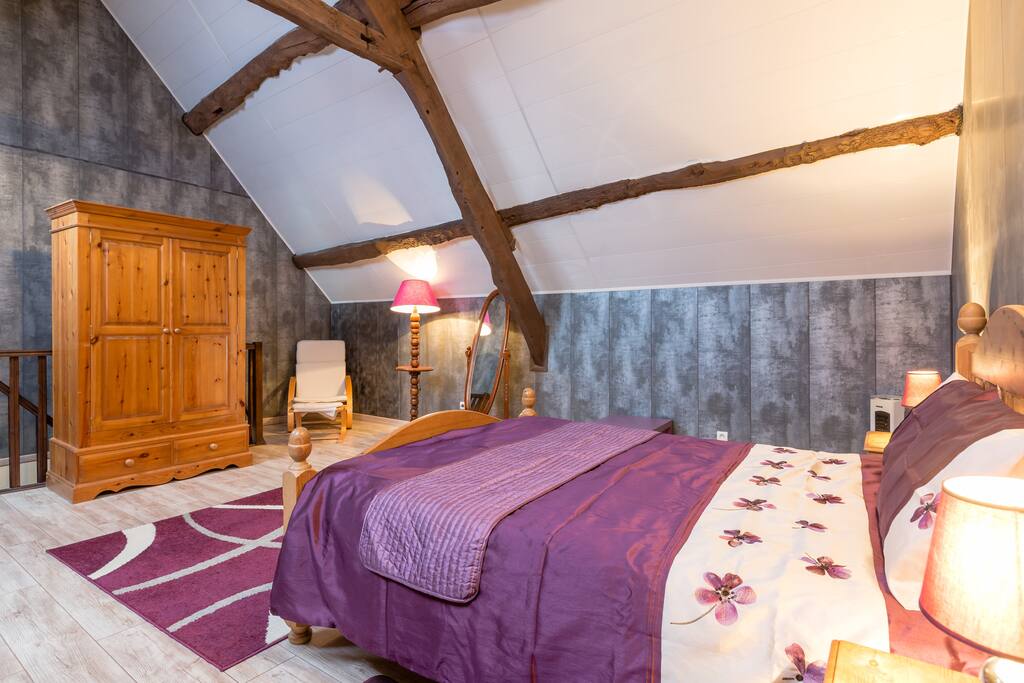 king bedroom.
a single can be added, huge space.