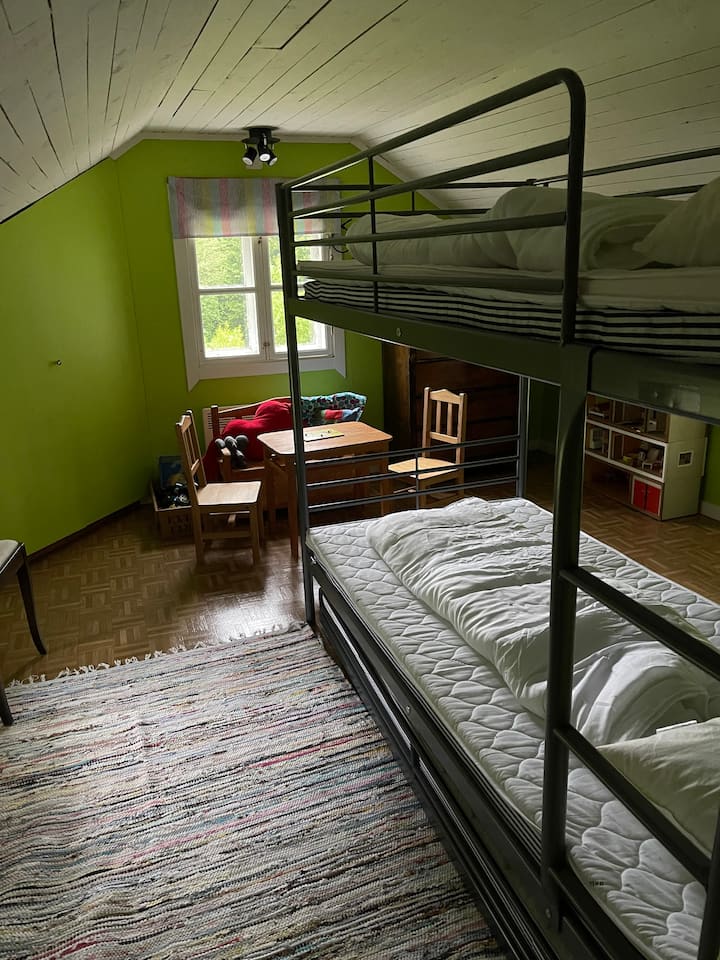 מיטת קומתיים וגם מיטה נפתחת, אז שלושה מקומות שינה