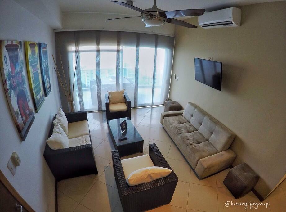 AMPLIA SALA COMEDOR, CON AIRE ACONDICIONADO.